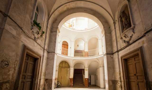 Bari, androni che paiono teatri e statue di Renzo e Lucia:  l'eclettico 